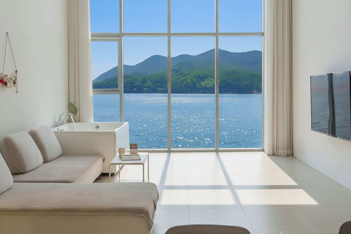 Basic Room, 1 Bedroom (Room 301 (Spa/Ocean View Window)) | 1 bedroom, WiFi (free)
