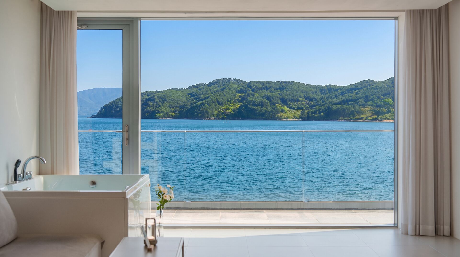 Basic Room, 1 Bedroom (Room 201 (Spa/Ocean View Window)) | 1 bedroom, WiFi (free)