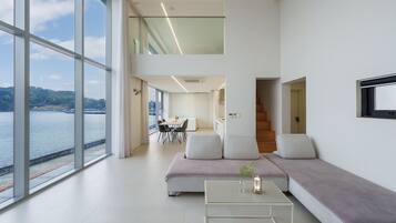 Basic Room, 1 Bedroom (Room 302 (Spa/Ocean View Window)) | 1 bedroom, WiFi (free)