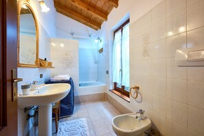 Regadera, secadora de cabello, toallas 