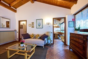 TV - Apartment 'Bruna - 100m Dal Lago Maggiore' with Wi-Fi (Monvalle)