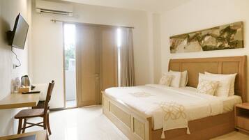 Deluxe Room, 1 King Bed, Balcony | Desk, laptop workspace, soundproofing, free WiFi