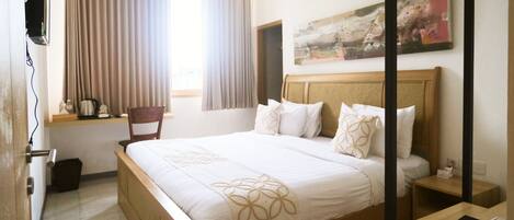 Desk, laptop workspace, soundproofing, free WiFi