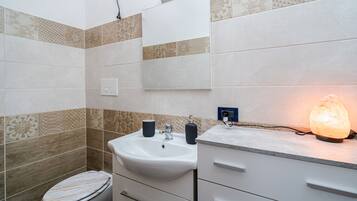 Dusch, hårtork och handdukar