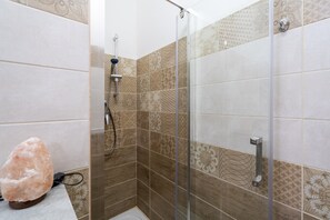 Douche, sèche-cheveux, serviettes fournies