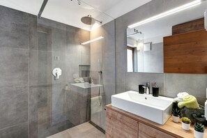 Chuveiro, secador de cabelo, toalhas de banho 