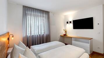 1 habitación, tabla de planchar con plancha, wifi gratis y ropa de cama