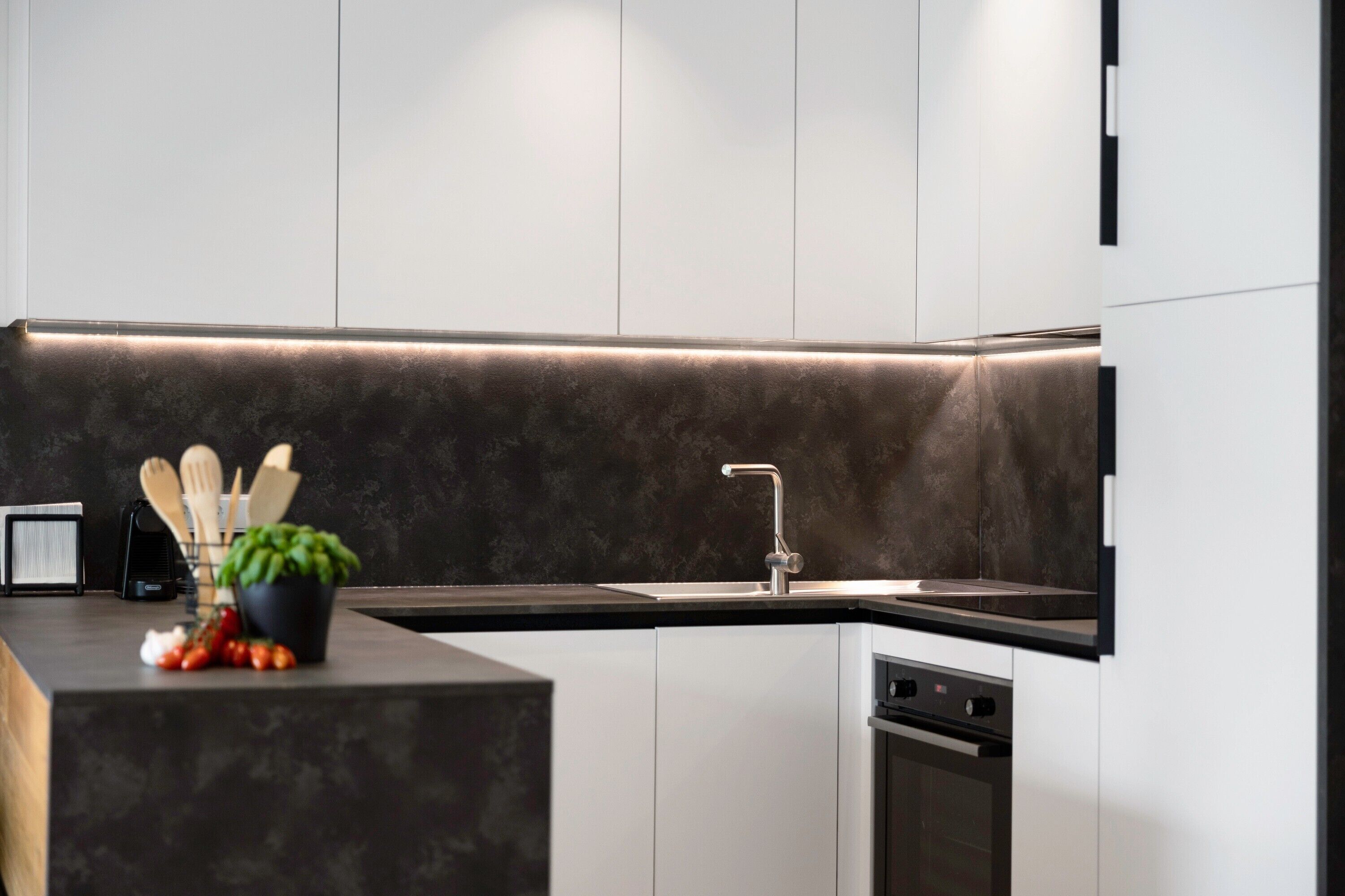 Een koelkast, een oven, een kookplaat, een vaatwasser