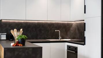 Een koelkast, een oven, een kookplaat, een vaatwasser