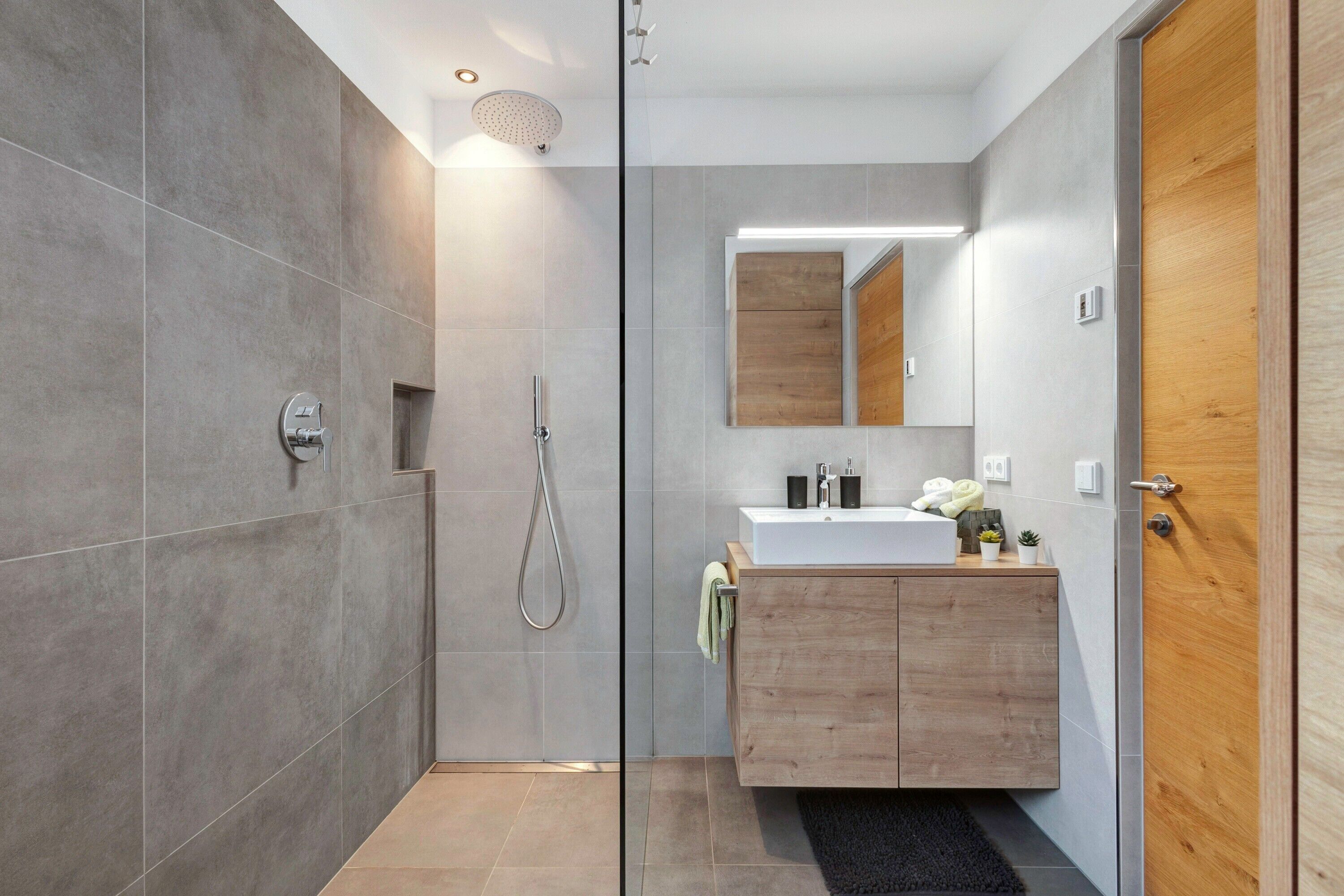 Douche, sèche-cheveux, serviettes fournies