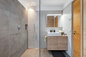 Een douche, een haardroger, handdoeken
