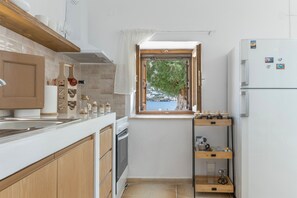 Kjøleskap, mikrobølgeovn, ovn og kokeplater