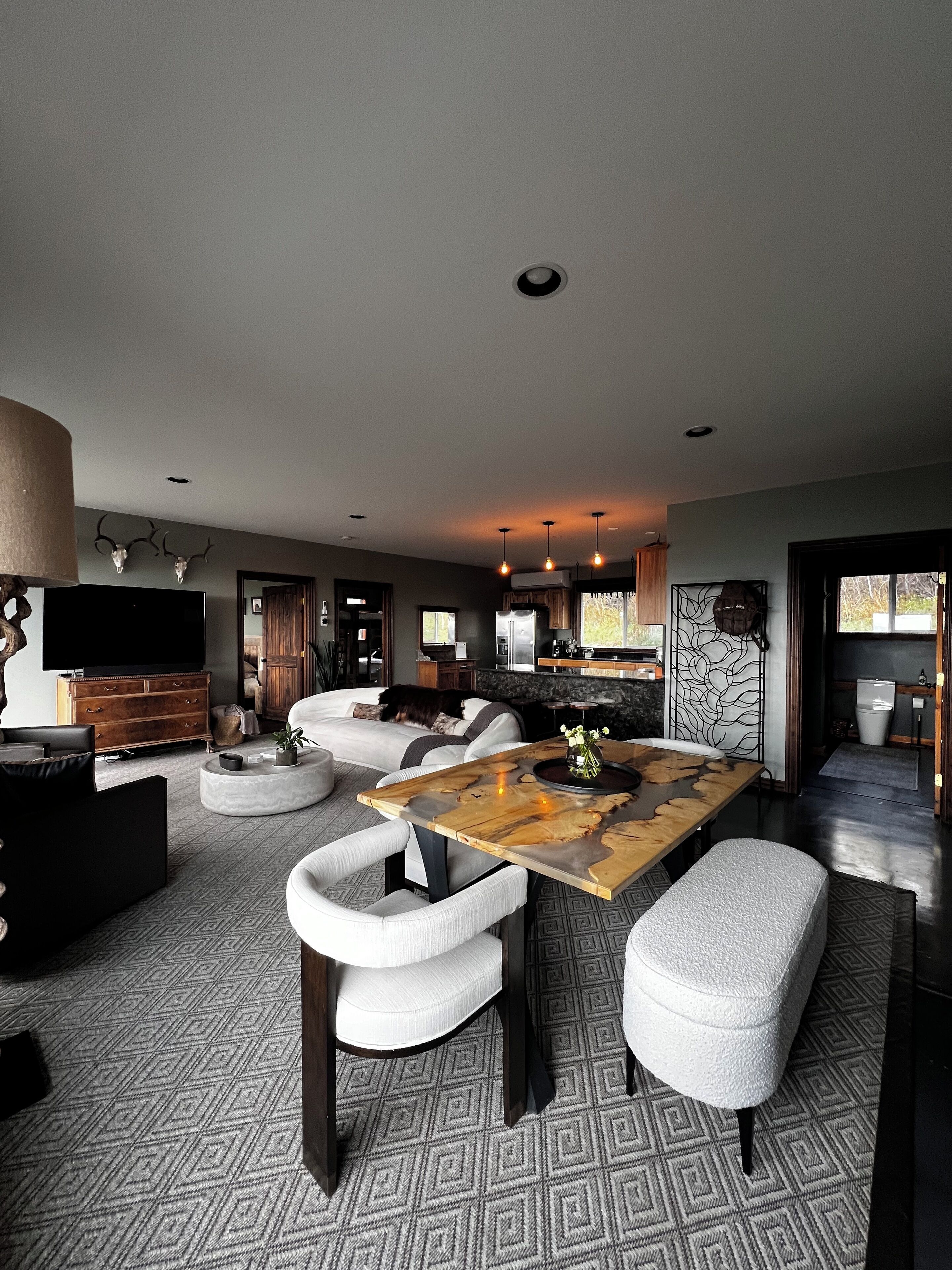Smart TV, fireplace