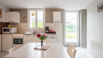 Een koelkast, een magnetron, een oven, een kookplaat