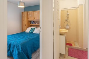 Shower, hair dryer - L’Échappée Royannaise – Private terrace & garden, Wi-Fi, parking, 700 m from Royan town centre (Royan)