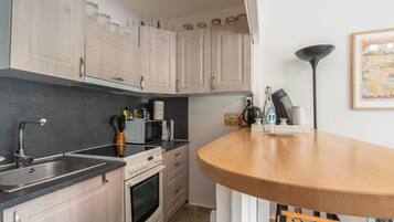 Kjøleskap, mikrobølgeovn, ovn og kokeplater