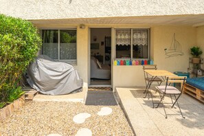 Outdoor dining - L’Échappée Royannaise – Private terrace & garden, Wi-Fi, parking, 700 m from Royan town centre (Royan)