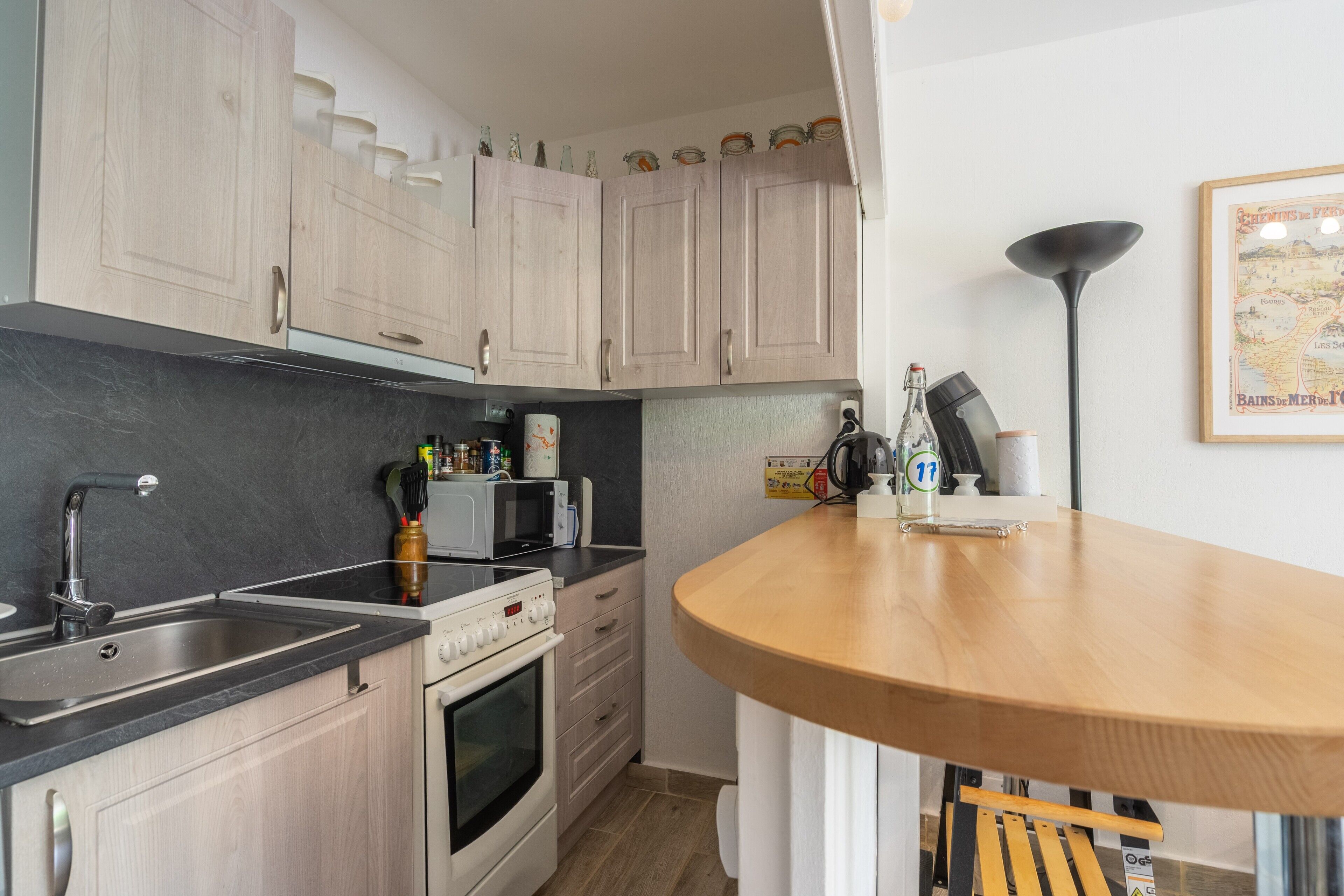 Réfrigérateur, micro-ondes, four, plaque de cuisson