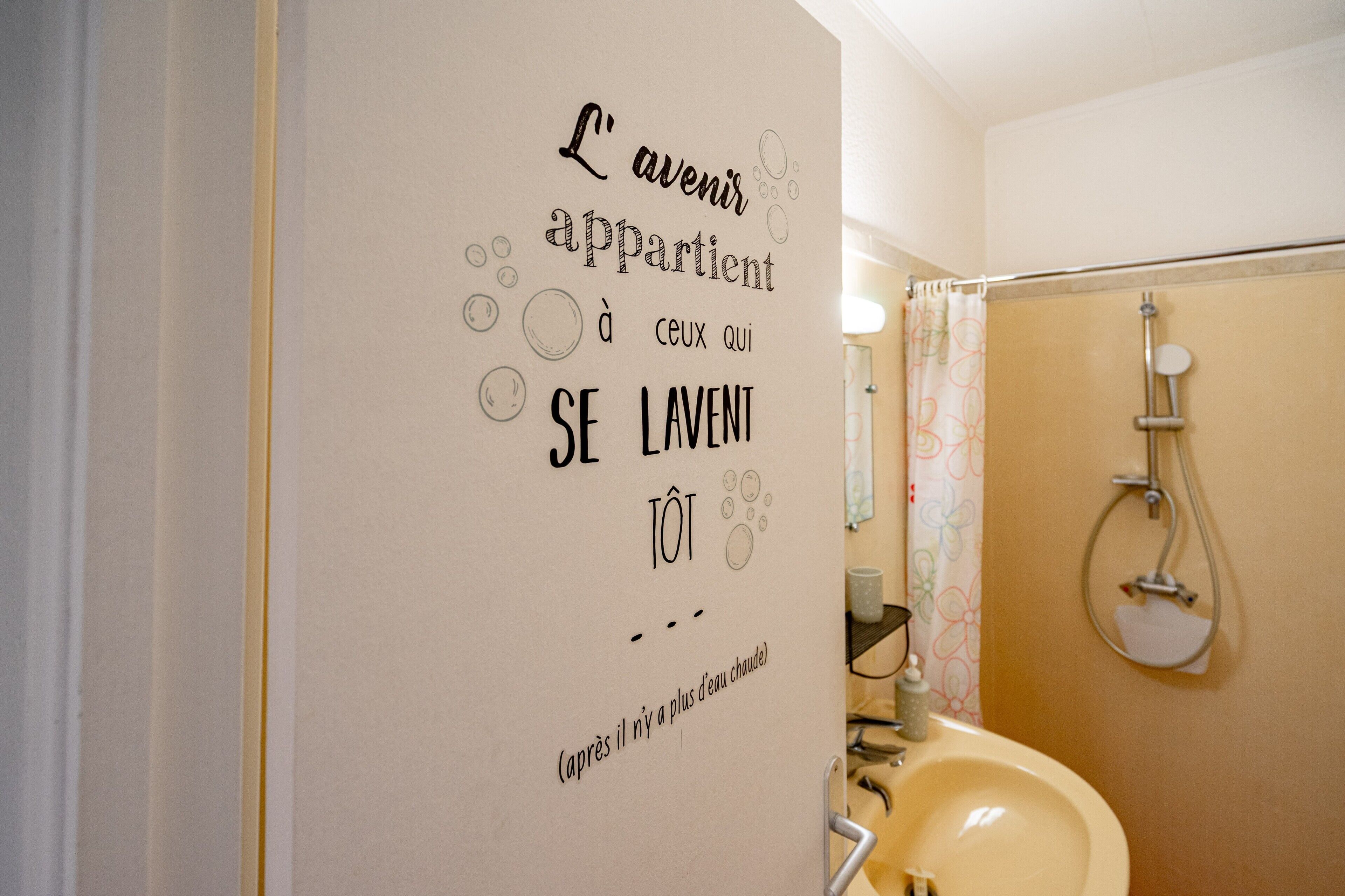 Douche, sèche-cheveux