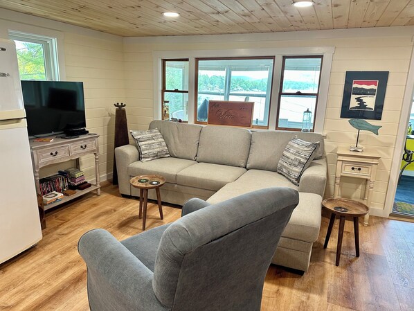 Smart TV, fireplace, DVD player, books - Charming 2-bedroom cottage on Merry Meeting Lake in New Durham, NH with WiFi/ AC (New Durham)