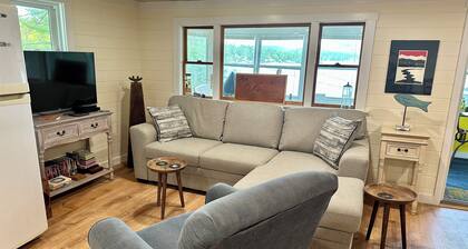 Charming 2-bedroom cottage on Merry Meeting Lake in New Durham, NH with WiFi/ AC