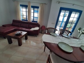 TV - Vacation Home 'Nala Vistas Al Mar' with Sea View, Private Pool and Wi-Fi (Playa Blanca)