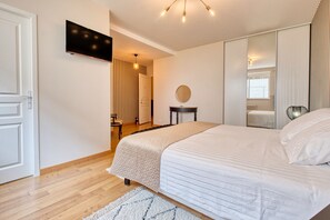 3 slaapkamers, een strijkplank/strijkijzer, gratis wifi, beddengoed