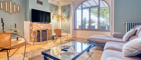 TV, fireplace, video games, DVD player