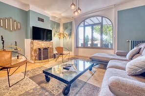 Téléviseur, foyer, jeux vidéo, lecteur de DVD