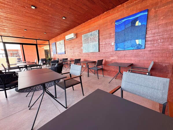 A modern indoor space with brick walls, large windows, and contemporary furniture. - Condo in Cancun with Pool, Gym and Coworking | Pet friendly, near ZH (Cancún)