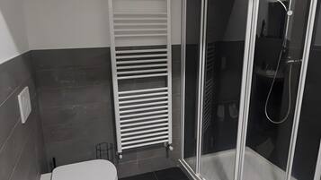 Douche, séchoir à cheveux, serviettes fournies