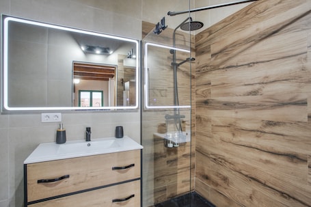 Shower, towels. Vacation Apartment 'El Refugio De Los Sueños' with Mountain Views, Terrace and Wi-Fi