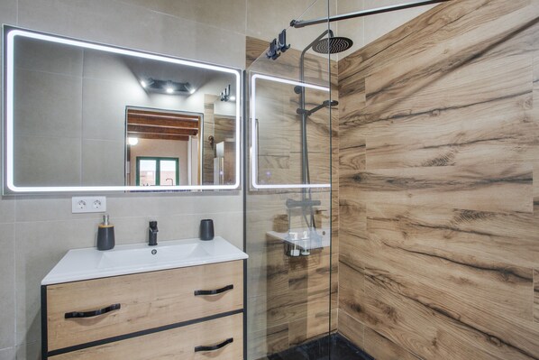 Shower, towels