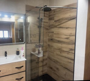 Een douche, handdoeken