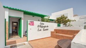 A building with a sign reading 'Casa El Refugio de Los Sueños.'