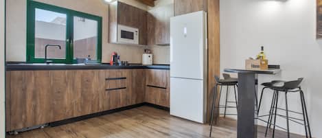 Refrigerador, microondas, placa de cocina, lavavajillas