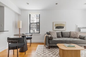 Una televisión, un reproductor estéreo