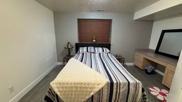 1 habitación, tabla de planchar con plancha, wifi y ropa de cama