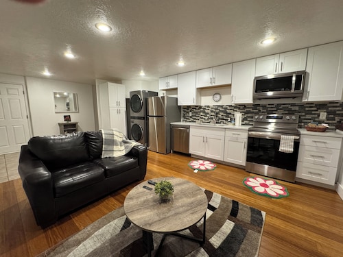 Chic 1-bedroom apartment in fabulous Pleasant Grove
