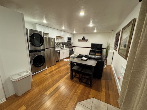 Chic 1-bedroom apartment in fabulous Pleasant Grove