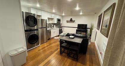 Chic 1-bedroom apartment in fabulous Pleasant Grove