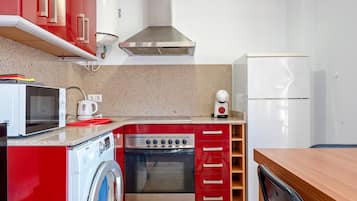 Fridge, microwave, oven, coffee/tea maker