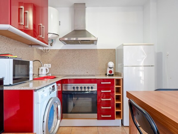 Fridge, microwave, oven, coffee/tea maker