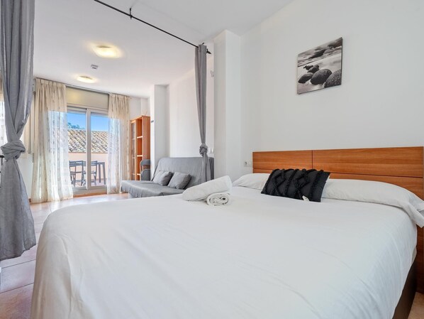 1 bedroom, iron/ironing board, Internet, bed sheets - Apartment with terrace 100m beach and shops (Blanes)