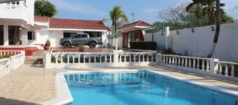 Relax Near The Beach! 5 Bedroom Cottage with A/C & top amenities in Playa Medoza