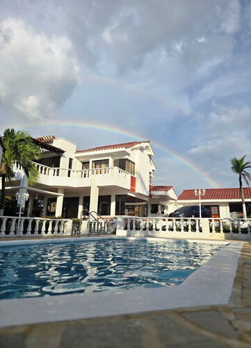 Relax Near The Beach! 5 Bedroom Cottage with A/C & top amenities in Playa Medoza