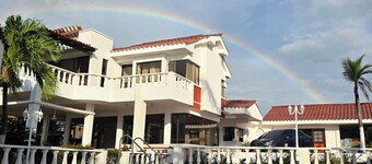 Relax Near The Beach! 5 Bedroom Cottage with A/C & top amenities in Playa Medoza