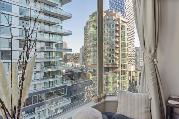 Interior - DT Penthouse| Free Parking| Balcony| 9min to Beach (Vancouver)