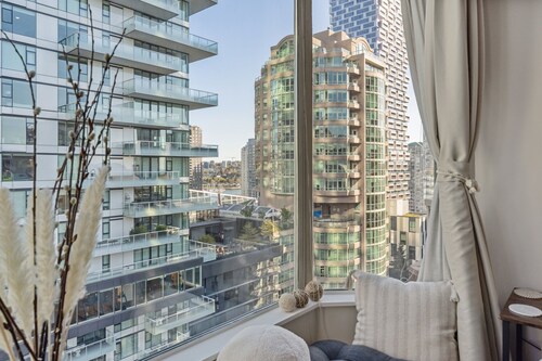 DT Penthouse| Free Parking| Balcony| 9min to Beach