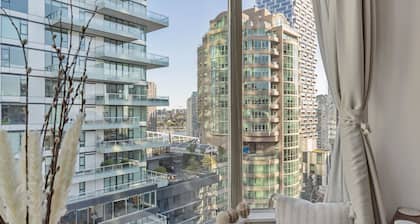DT Penthouse| Free Parking| Balcony| 9min to Beach